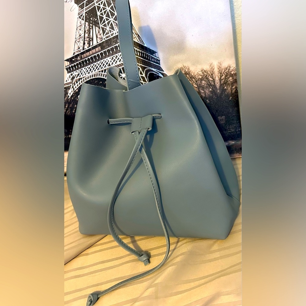 NWT Macy bucket bag grey colour. Very nice and easy to wipe clean.